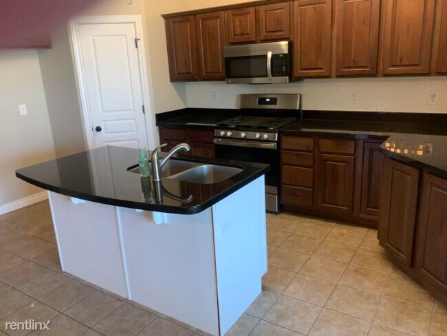 Foto del edificio - 4 br, 3.5 bath Townhome - 135 West 3300 North