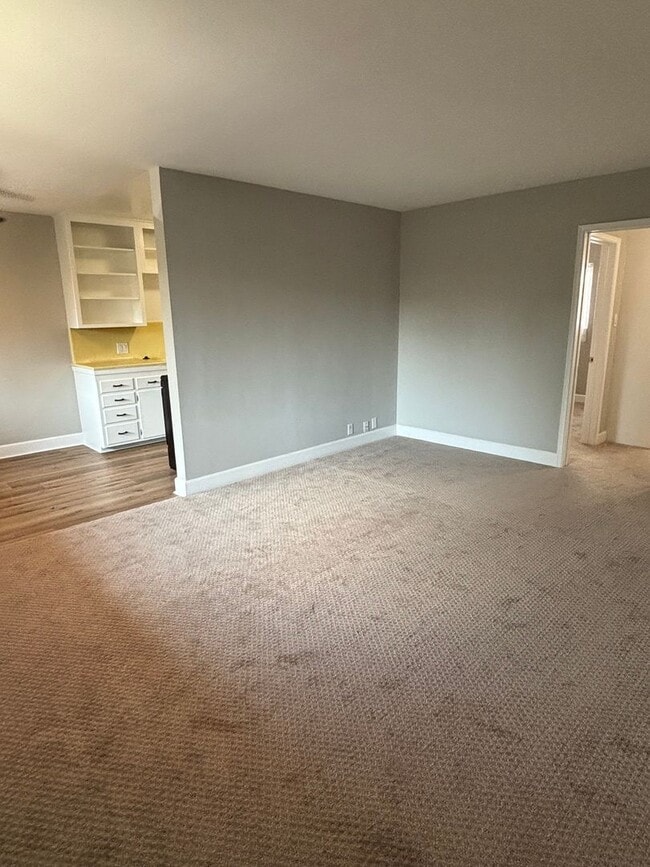 Building Photo - 1 Bedroom available now!