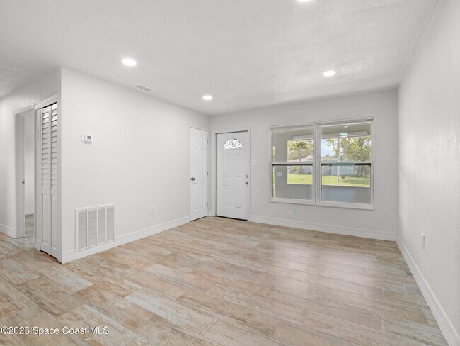 Foto del edificio - 1382 Lakewood Dr