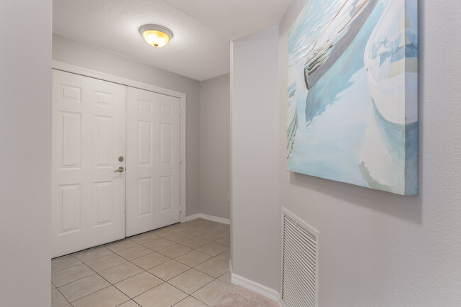 Building Photo - 8922 Laguna Ln