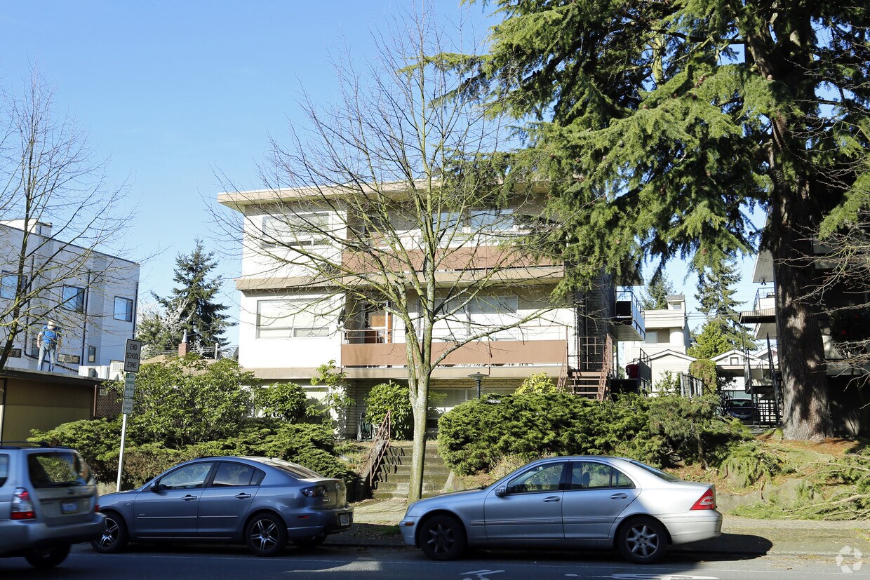 Building Photo - 4133 California Ave SW