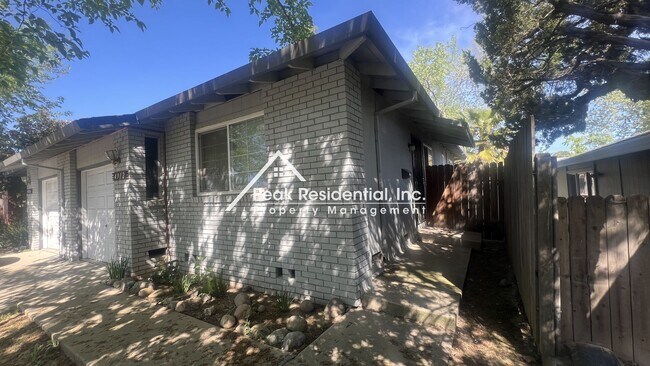 Foto del edificio - A Charming Foothill Farms 2bd/1ba Duplex w...