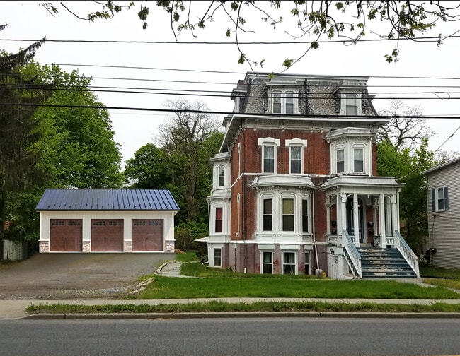 Building Photo - 2587 South Ave