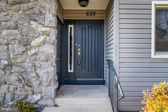 Building Photo - 835 Chanticleer