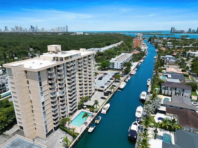 Foto del edificio - 2350 NE 135th St