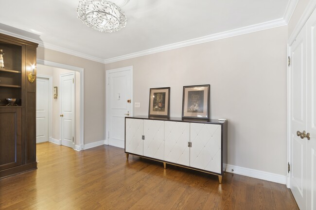 Building Photo - Pristine spacious two bedroom home!