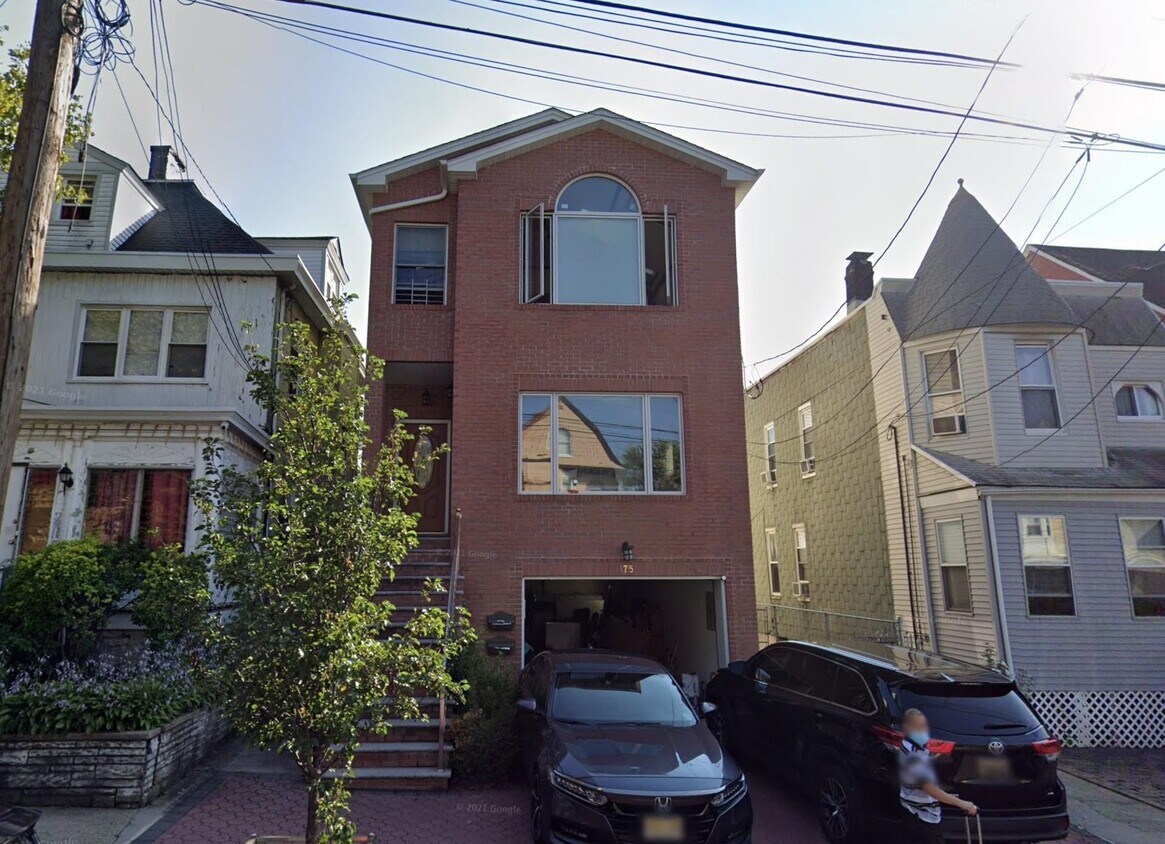 Primary Photo - 175 Ege Ave