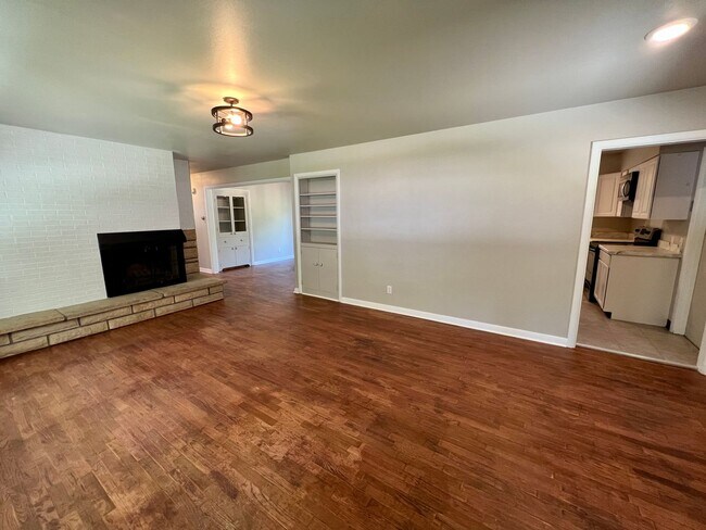 Foto del edificio - Updated 4 bed 2 bath house!