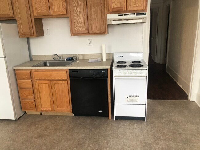 Kitchen - 412 N Neville St
