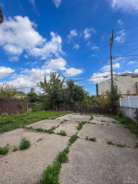 Building Photo - 15862 Stansbury Ave
