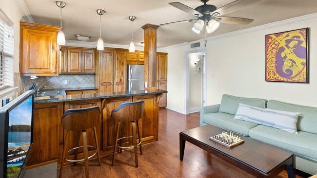 Building Photo - 1 Bedroom condo located in the Garden District- Next to City Park