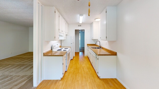 Building Photo - 829 Las Gallinas Ave