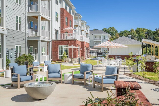 Comedor al aire libre y fogata - Arden at Huntersville | 55+ Active Adult