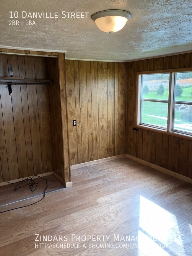 Building Photo - Affordable and updated 2 bedroom 1 bath mo...