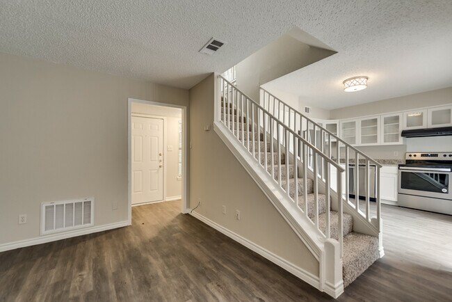 Building Photo - Cozy Move in Ready Town-Home!