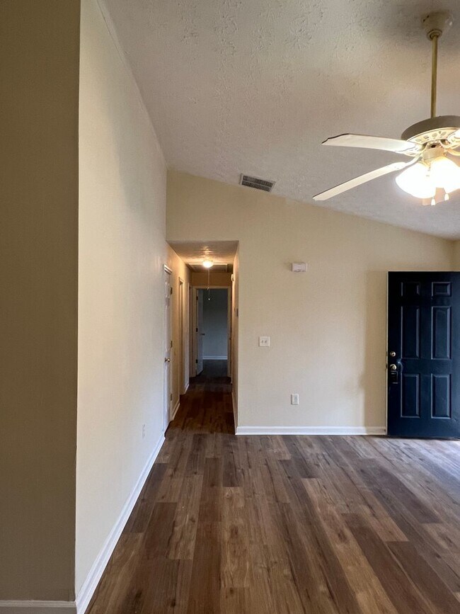 Building Photo - Charming 3 Bedroom 2 Bath Home located on ...