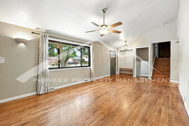 Building Photo - Charming Home with Washer/Dryer and Fenced...