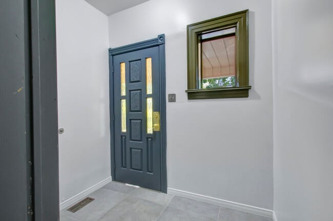 Building Photo - 141 Beatrice St