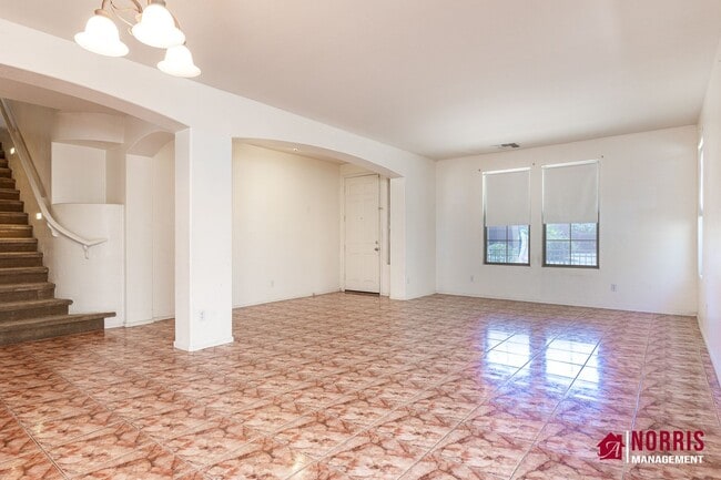Building Photo - Beautiful Large Home Available Now!