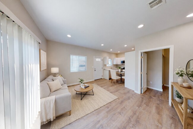Foto del edificio - 4 bed house on Adobe! (Lease out, pending signatures. Check back in a few days!)