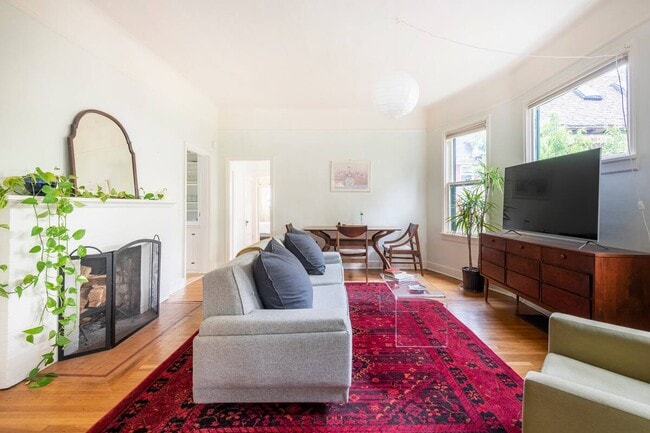 Building Photo - 1320 SE 28th Ave