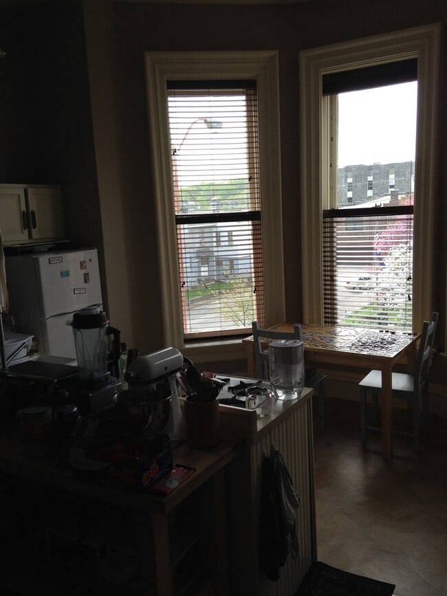 Building Photo - Historic upstairs 1 Bedroom 1 Bath apt