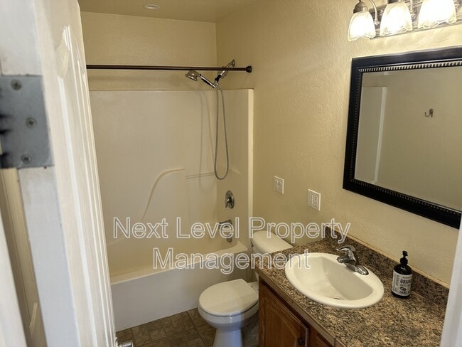 Building Photo - 626 1/2 7th Ave W - 1