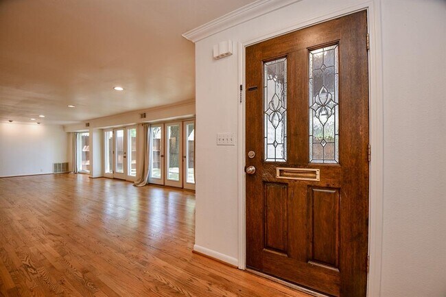 Foto del edificio - 919 S Ripple Creek Dr