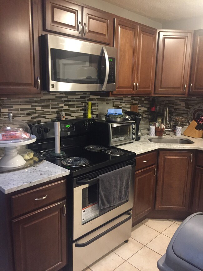 Building Photo - 33 Poplar St Building Photo - 33 Poplar St