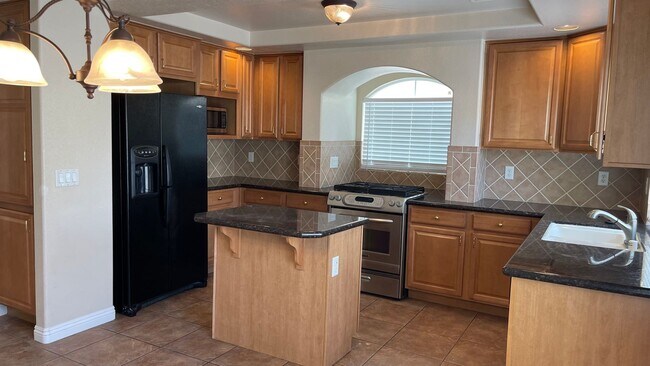 Building Photo - 2 STORY, 2,729 SQ FT HOME, 4 BEDROOMS, 3 BATHROOMS, A LOFT AND A 2 CAR GARAGE IN HENDERSON