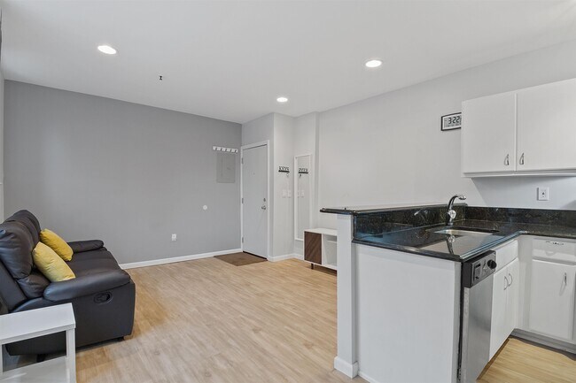 Building Photo - 533 Monroe St