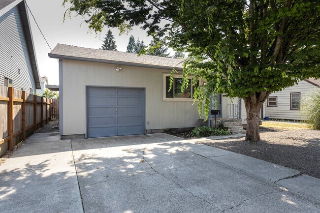 Foto del edificio - Sleeping loft off trendy Alberta St in NE Portland, washer/dryer included in the unit!!