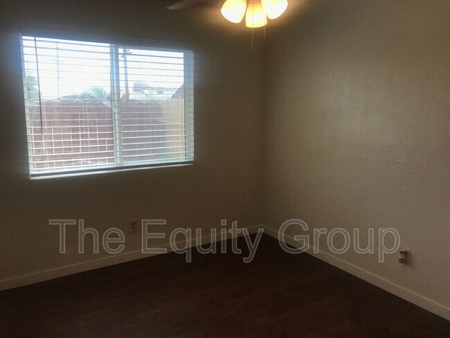 Building Photo - 113 W Sonora Ave