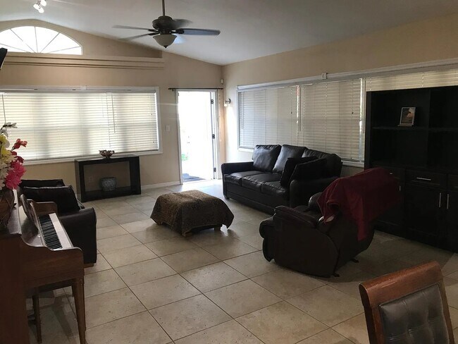 Foto del edificio - 7107 N 53rd St