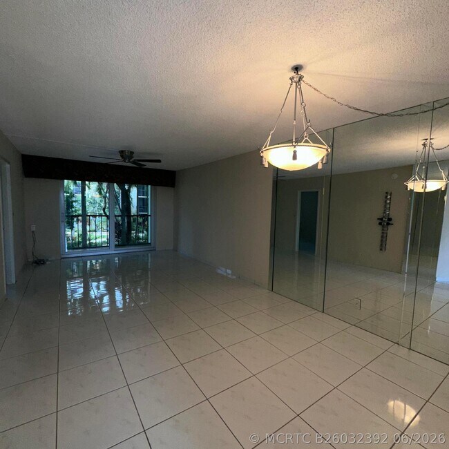 Foto del edificio - 5300 NE 24th Terrace