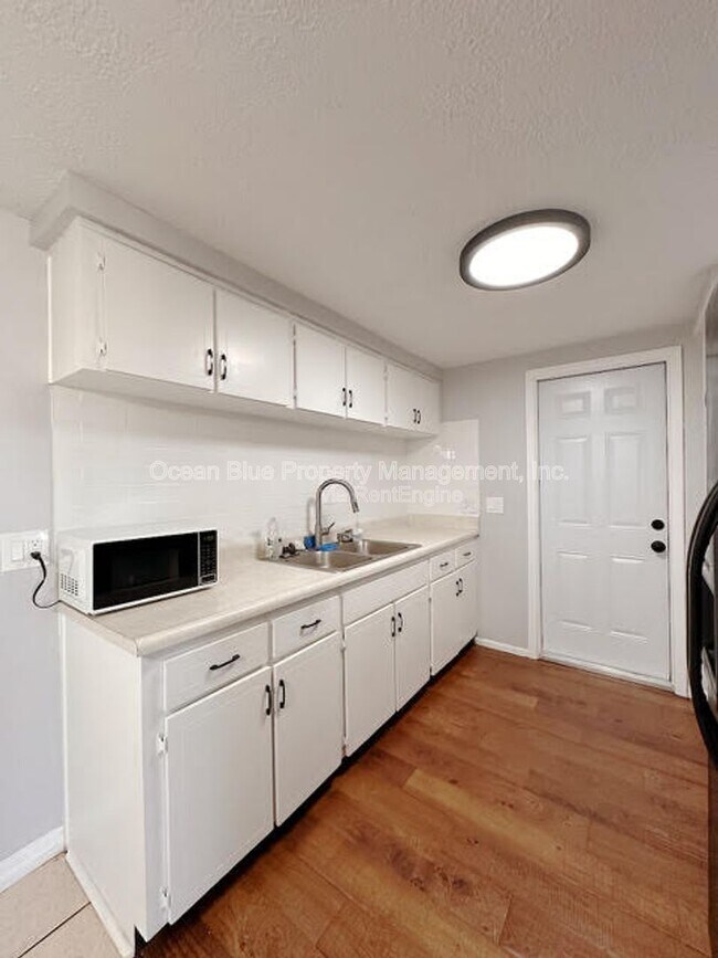 Foto del edificio - 7924 Halsey Dr