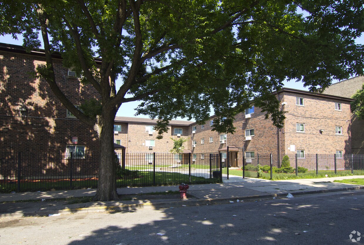 6826 S. Perry, ¡alejado - 6826 S Perry Ave