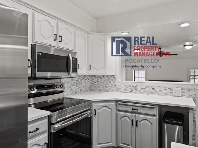 Foto del edificio - 5 Bedroom Home - University Area - Must See - Pet (dog) Negotiable