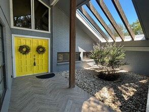 Building Photo - 8325 Gatecrest Dr