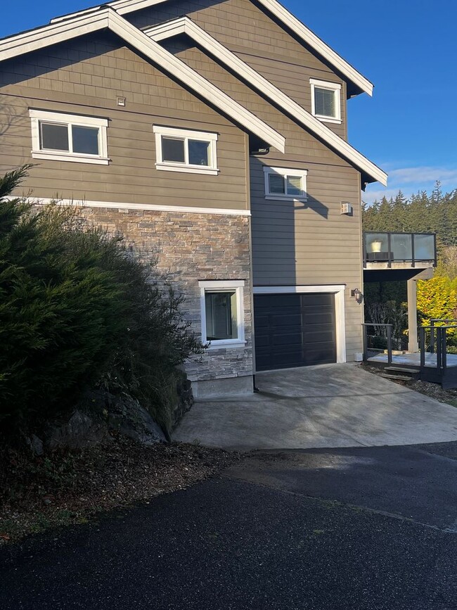 Building Photo - Daylight basement - desirable neighborhood