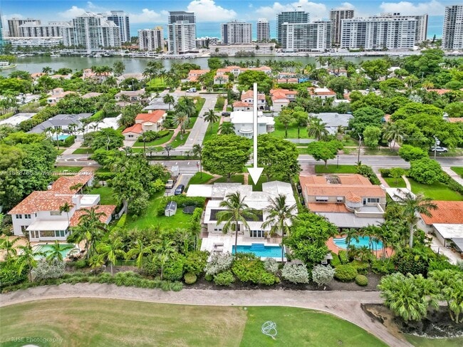 Building Photo - 5860 La Gorce Dr