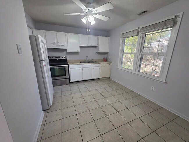 Foto del edificio - 1619 Forest Dr