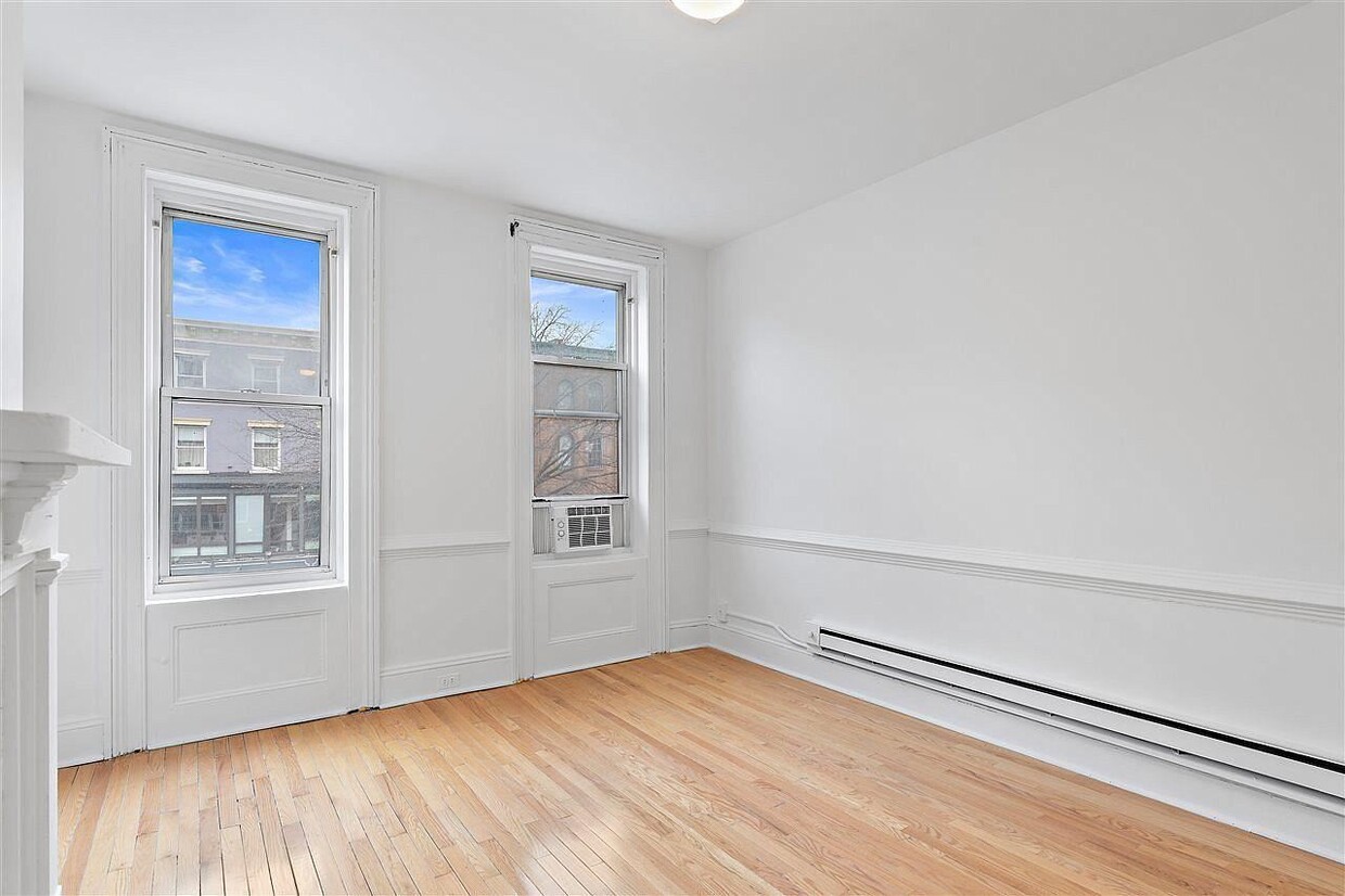 Primary Photo - 121 Washington St