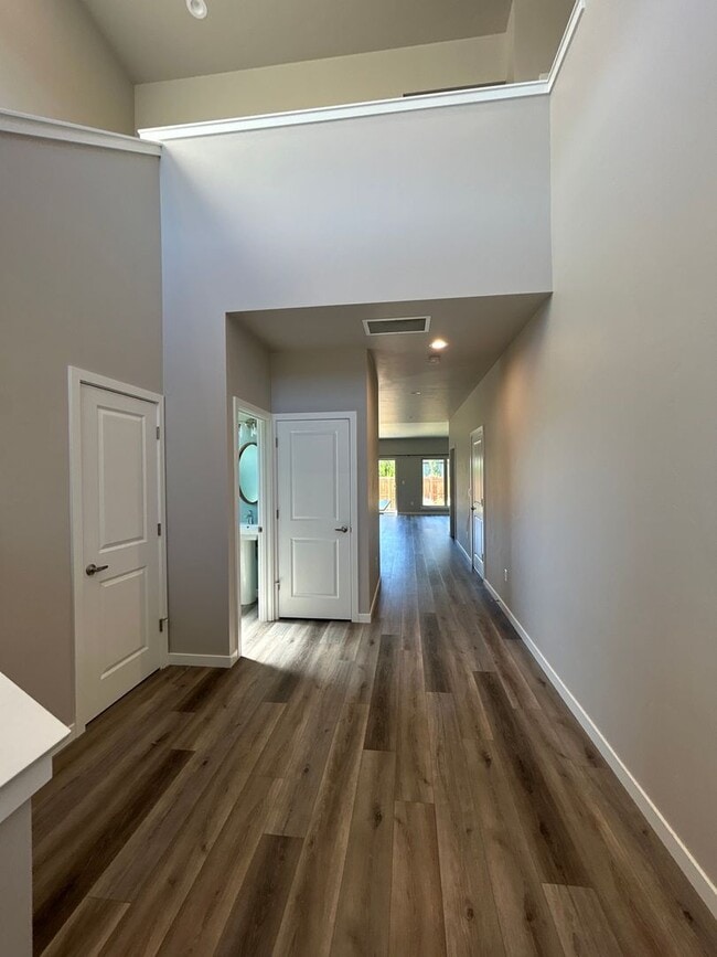 Building Photo - 2 Bedroom Townhouse in SW Redmond