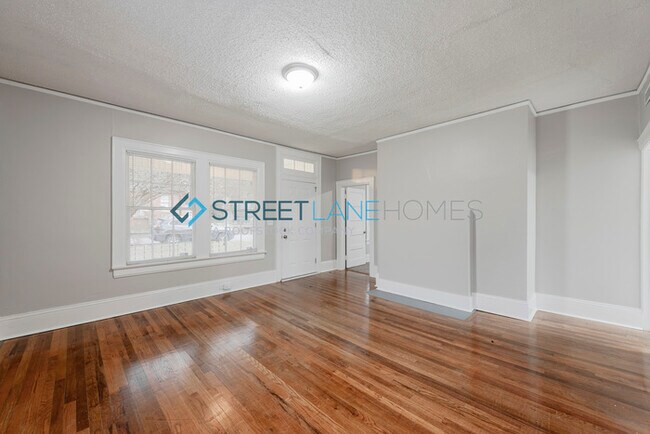 Building Photo - SIGN LEASE BY 2/28 AND GET $250 OFF FIRST ...