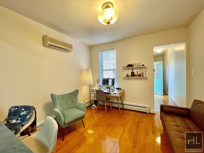 Building Photo - Gorgeous pet-friendly 1.5 bedroom apartment