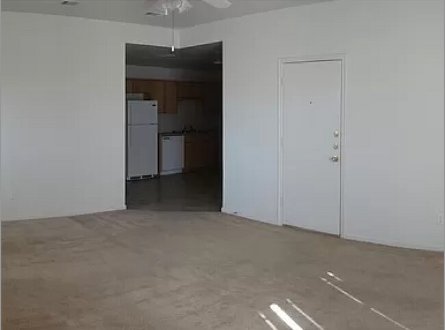 Sala de estar - 400 W Dale Ave