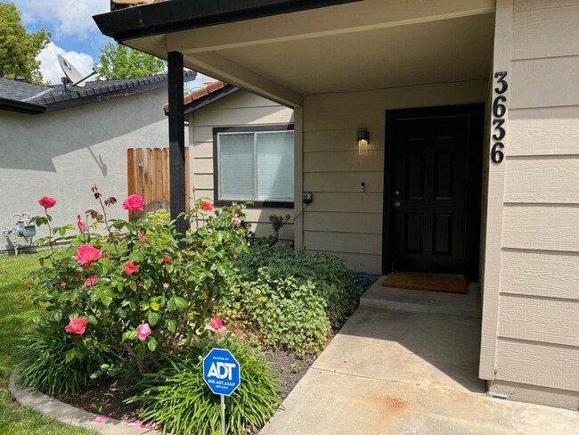 Foto del edificio - Two bedroom patio home located in NW Modesto!