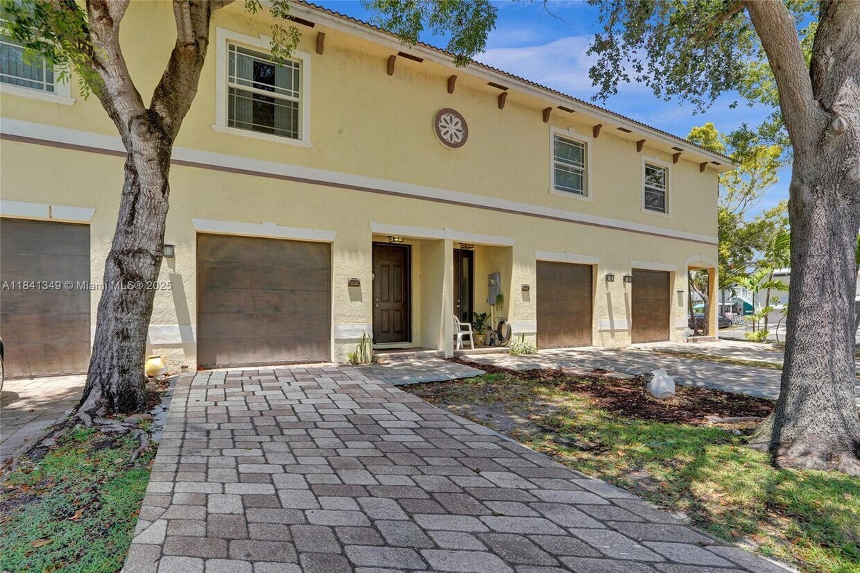 Foto principal - 1243 NE 23rd Ave