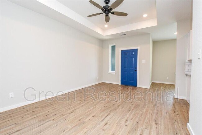 Foto del edificio - 10317 Lake Rd Building 10C